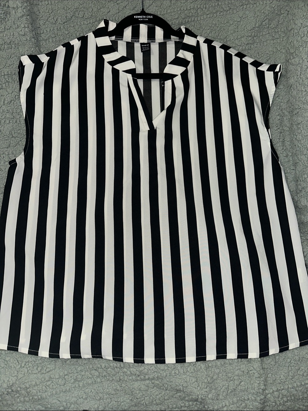 SHEIN Black and White Vertical Stripe V-Neck Sleeveless Camisole